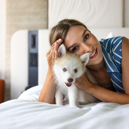 Rezydent Hotel Sopot - Mgallery Collection Exterior foto A woman with a puppy