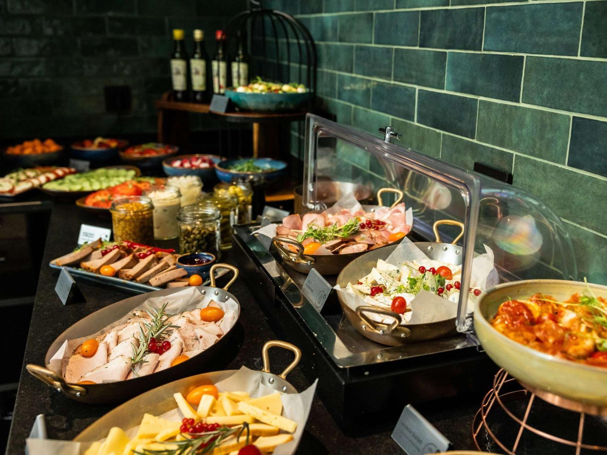 Rezydent Hotel Sopot - Mgallery Collection Exterior foto A buffet at a restaurant